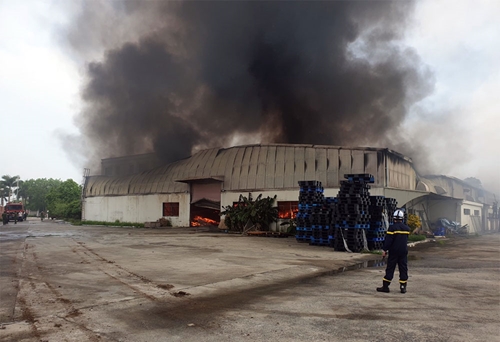 Cháy ở Hà Nội: Cháy kho chứa đồ Khu công nghiệp Quang Minh